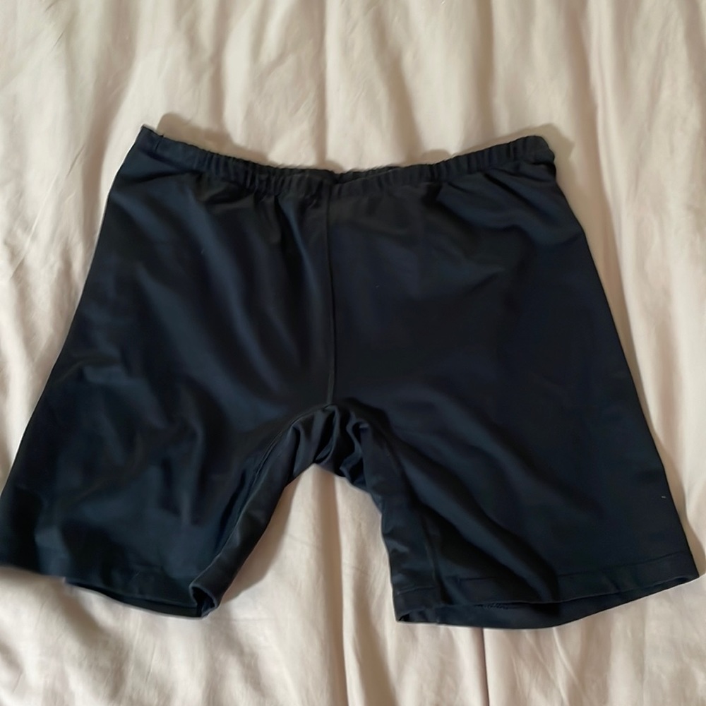 XL women’s active shorts!